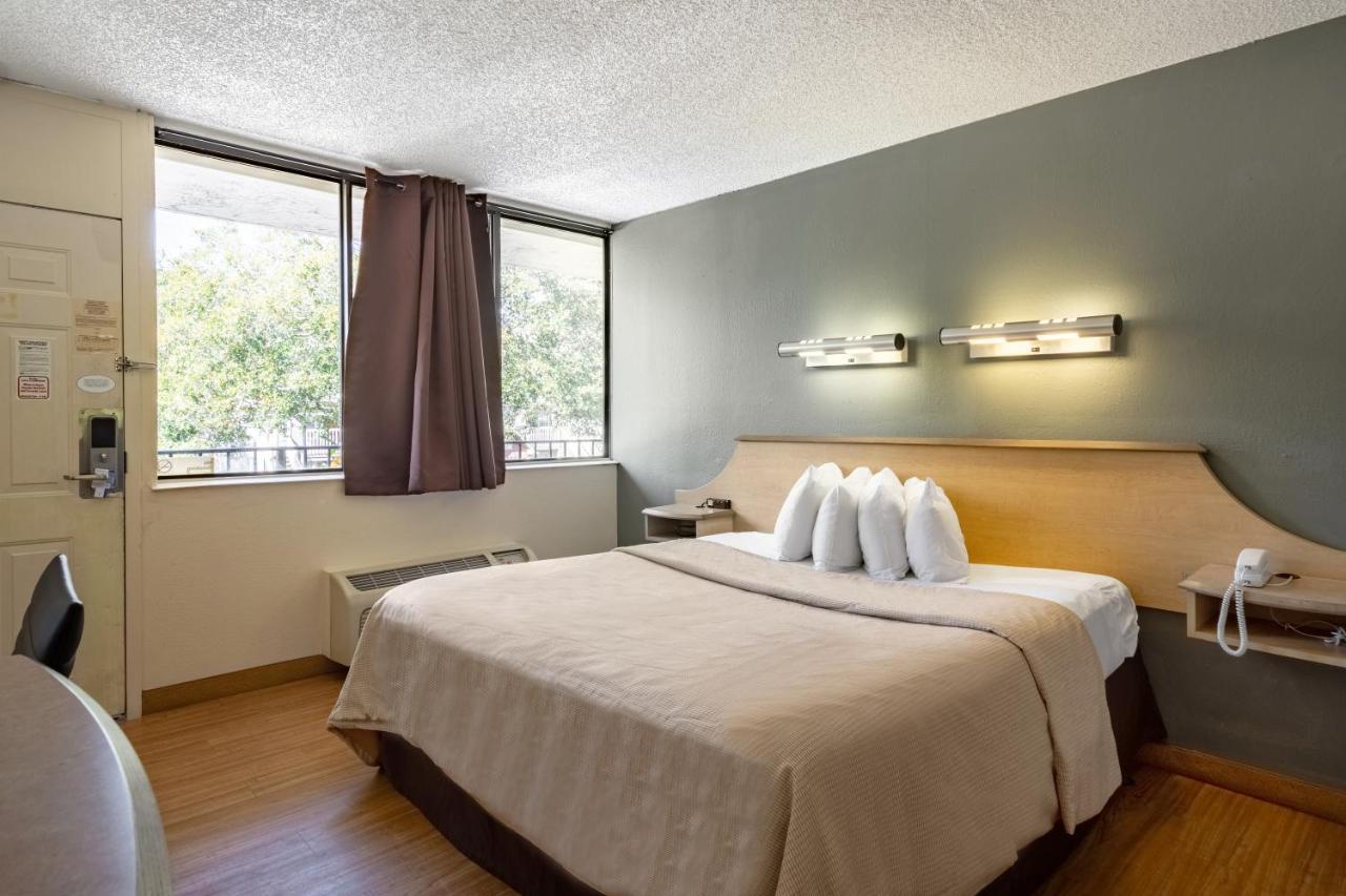 Econo Lodge Palm Harbor - Clearwater ภายนอก รูปภาพ